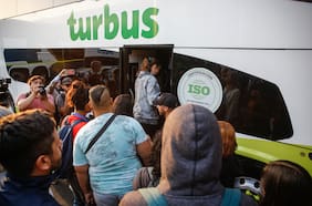 Disponen buses gratuitos para movilizar voluntarios desde Santiago a zonas afectadas por los incendios en la Región de Valparaíso