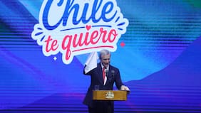 “Otra cosa era con guitarra”: La paya de Kast en su debut en las fondas del Parque O’Higgins
