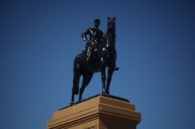 Mistral por Baquedano en Plaza Italia ¿Estás de acuerdo con la idea de reemplazar las estatuas? ¡Opina con nosotros!