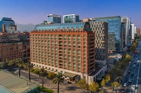 La historia del Ritz-Carlton, el lujoso hotel en El Golf que ahora está en venta