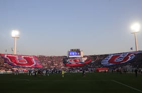 Diez bombos (uno en Andes), un tifo de Star Wars con jugadores, una grúa y más: el plan de la U para recibir a Colo Colo