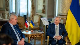 Canciller de Ucrania se reúne con Kast, lo invita a su país y le expone sobre guerra con Rusia