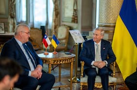 Canciller de Ucrania se reúne con Kast, lo invita a su país y le expone sobre guerra con Rusia