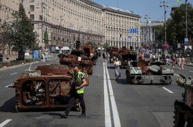 Ucrania exhibe tanques rusos destruidos en el centro de Kiev