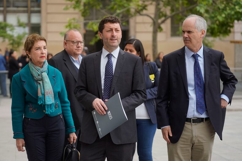 DIRECTIVAS DE PARTIDOS DE CHILE VAMOS ENTREGAN CARTA AL PRESIDENTE BORIC POR EL PROXIMO ANIVERSARIO DE LOS 5 AÑOS DEL ESTALLIDO SOCIA