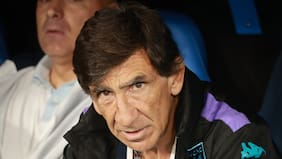 Un poquito de humo: la controvertida conducta en la que pillaron a Gustavo Costas en los penales entre Racing y Tigre