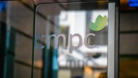 CMPC registró fuerte alza en sus ganancias trimestrales, pero cerró con una caída en 2025