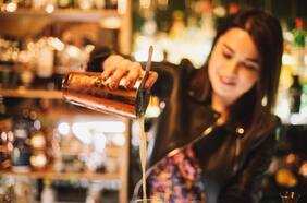 Barra femenina: 3 mujeres que la llevan en los mejores bares de Santiago