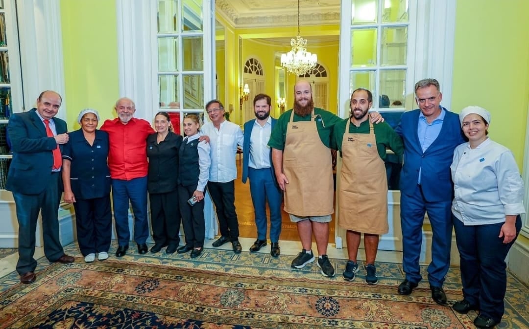 El chef Juan José Etchevarne con Boric, Lula, Petro y Orsi.