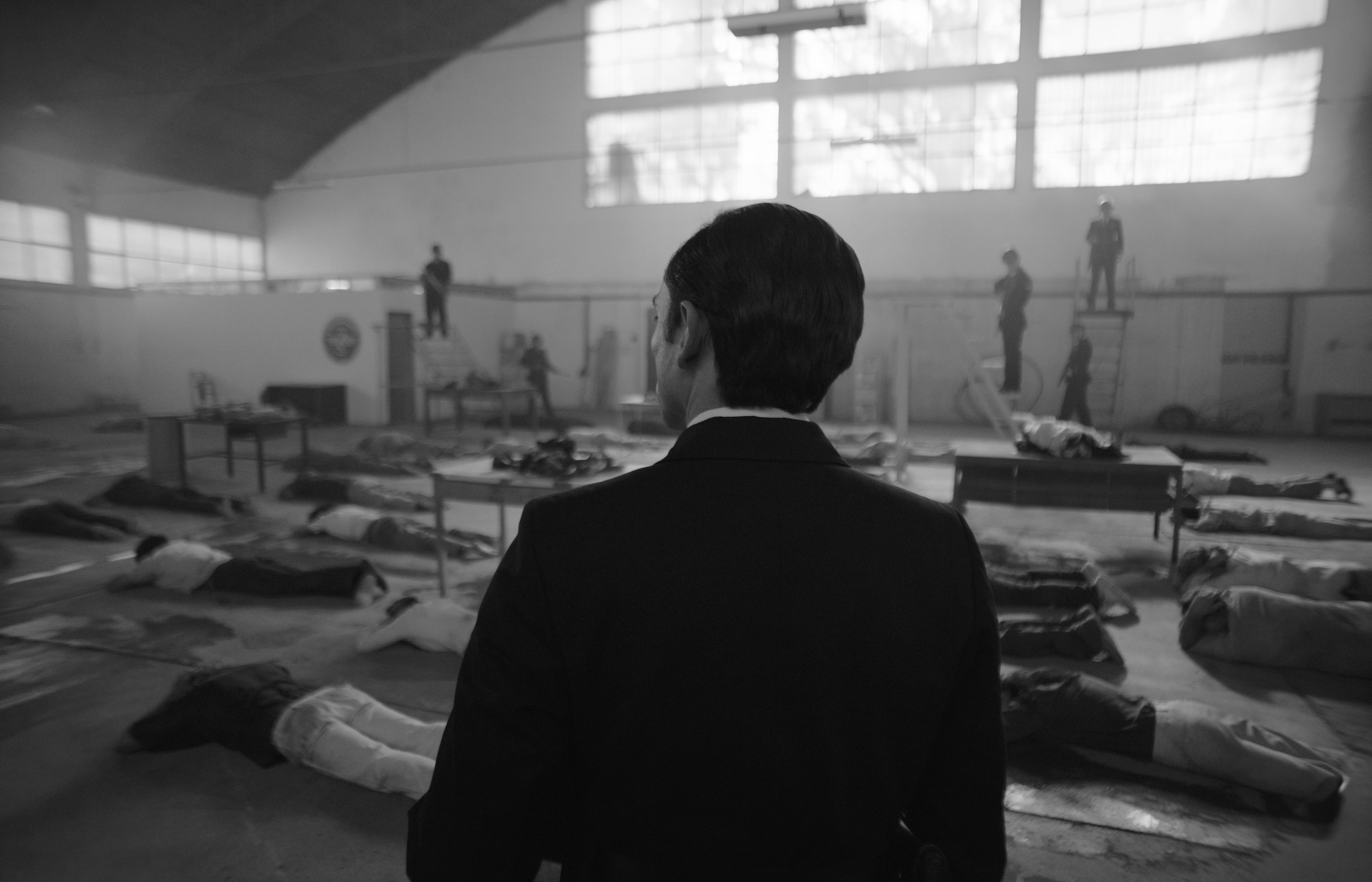 El oficial Silva (Nicolás Zárate) observa un hangar de la Base Aérea El Bosque convertido en centro de tortura en el filme Hangar Rojo.