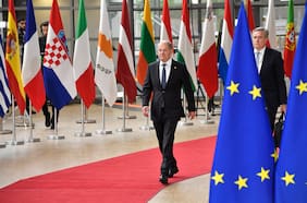 Líderes de la Unión Europea acuerdan embargo parcial a la exportación de petróleo ruso al bloque