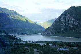 China inicia un controvertido proyecto de megapresa en el Tíbet que preocupa a India y Bangladesh