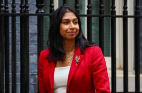 Ministra de interior británica dice que migrantes constituyen “invasión”