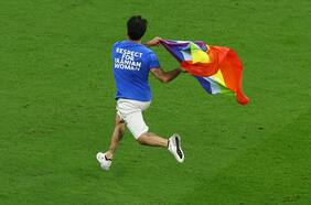 Con la bandera LGBT+: hincha invade la cancha en el partido entre Portugal y Uruguay
