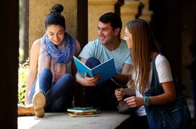 Todo lo que debes saber sobre becas y beneficios para estudiar una carrera universitaria