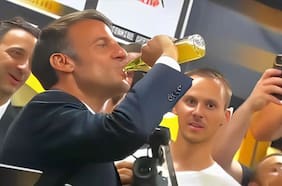 Cómo la imagen de Macron tomándose una botella de cerveza en 17 segundos le generó polémica en Francia