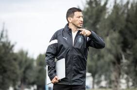 “Partió recortando noticias de los diarios”: la historia del chileno regalón de Marcelo Bielsa que dirigió a Uruguay frente a Estados Unidos