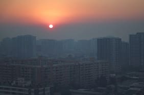 Por qué el humo de los incendios forestales llega a Santiago (y cómo evitar sus efectos nocivos)