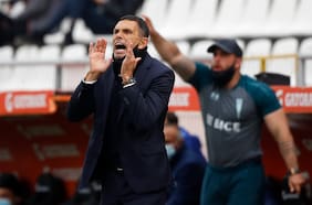 “Echamos a tres jugadores o me voy yo”: Gustavo Poyet desclasifica diálogo con Juan Tagle que derivó en su salida de la UC