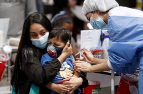 La OMS dice que no hay evidencia de que los niños sanos y los adolescentes necesiten vacunas de refuerzos para el Covid