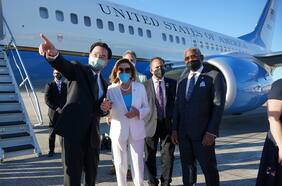 Aterriza en Taiwán una delegación del Congreso de Estados Unidos en medio de tensiones con China por la visita de Pelosi