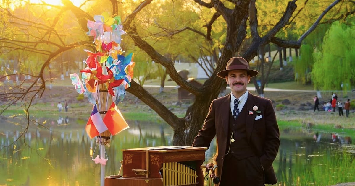 El organillero chileno que lleva un oficio en peligro de extinción hasta China: una tradición que resiste en la distancia