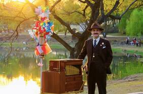 “Llevo tanto tiempo acá”: los secretos del organillero chileno que sorprende en las calles de China