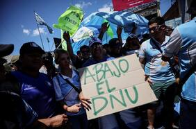 Milei enfrenta su primera huelga general y líder sindical amenaza a ministro de Economía