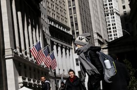 “Va a bajar tan rápido como subió”: Tras su veloz ascenso, Ómicron puede comenzar a experimentar una violenta caída de casos en Gran Bretaña y EE.UU.