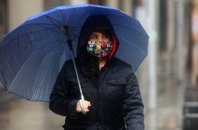 Bajas segregadas: fenómeno climático produce tormentas eléctricas y precipitaciones en Santiago que vive su verano más lluvioso en 65 años