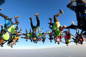 A 350 kilómetros por hora y en caída libre: Sebastián “Ardilla” Álvarez rompe récord sudamericano de salto en formación