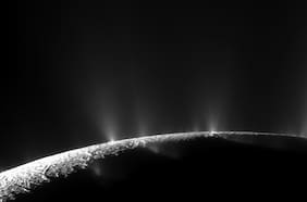 El sorprendente hallazgo del telescopio James Webb en una de las lunas de Saturno