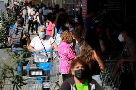 Se reportan largas filas en supermercados y tacos en salidas de la RM ad portas de doble feriado irrenunciable por elecciones