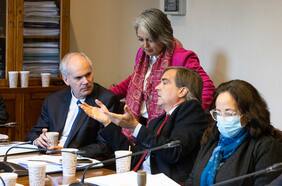 Estudio asegura que solo un 52% de los senadores de oposición está a favor de que el 6% se mantenga en cuentas individuales