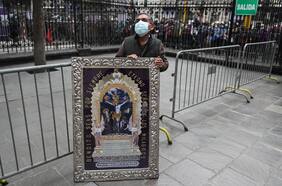 Miles de peruanos rezan por el fin de la pandemia ante el “Señor de los Milagros”