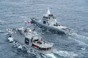 Delegaciones de Chile y Argentina conmemoran 40 años de tratado de paz a bordo de buques en el Canal Beagle