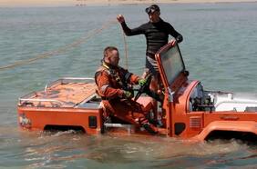 Toyota Land Cruiser rompe récord mundial y avanza a 30 metros bajo el agua