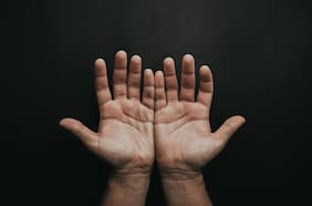 Esta señal en tus manos y ojos podría revelar que tienes el colesterol alto, según los médicos