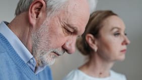 Qué es delirium, la condición “invisible” que afecta a miles de adultos mayores en Chile y que puede dejar secuelas