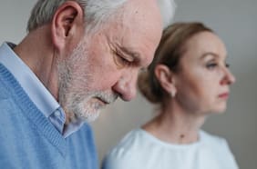 Qué es delirium, la condición “invisible” que afecta a miles de adultos mayores en Chile y que puede dejar secuelas