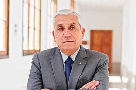 Las espinas de Espinosa: exdirector de la PDI justifica millonarios depósitos a “trabajos extras” y fiscalía evalúa pedir prisión preventiva