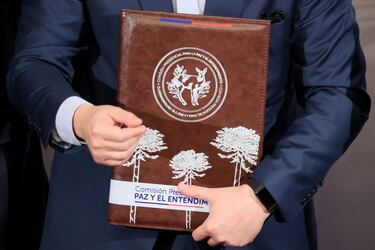 El Presidente Gabriel Boric recibe el informe final de la Comisión para la Paz y el Entendimiento, en el salón Montt Varas del Palacio de La Moneda.