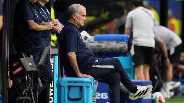 El enojo de Marcelo Bielsa tras el debut de Uruguay por pregunta por su pose para la foto del Mundial: “No soy modelo”