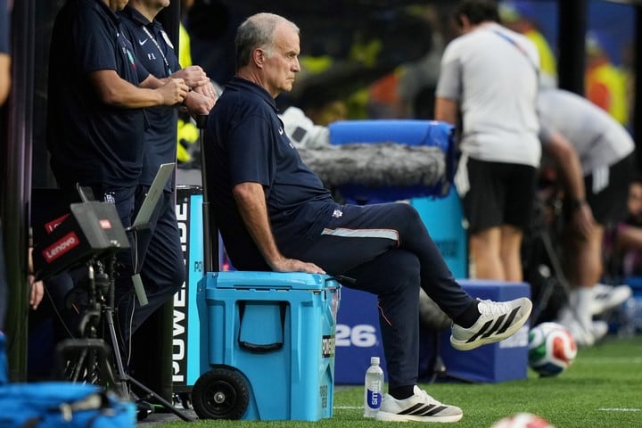 El enojo de Marcelo Bielsa tras el debut de Uruguay por pregunta por su pose para la foto del Mundial: "No soy modelo"