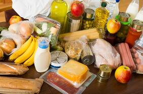 Sustancias químicas relacionadas al cáncer de mama se filtran en los alimentos, según estudio