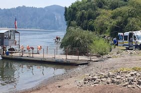 Dos fallecidos deja caída de camioneta desde una balsa al río Biobío en la comuna de San Rosendo