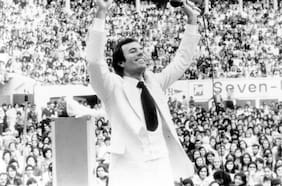 Cuando Julio Iglesias orquestó el primer megaevento chileno en el Estadio Nacional