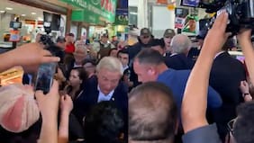 Entre gritos a favor y en contra: así fue la tensa visita de José Antonio Kast al Barrio Franklin