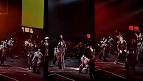 Artista realiza show con seis robots bailarines en el escenario