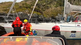 Armada rescata con éxito a familia australiana que había quedado varada en sector de canal Ballenero, en la región de Magallanes